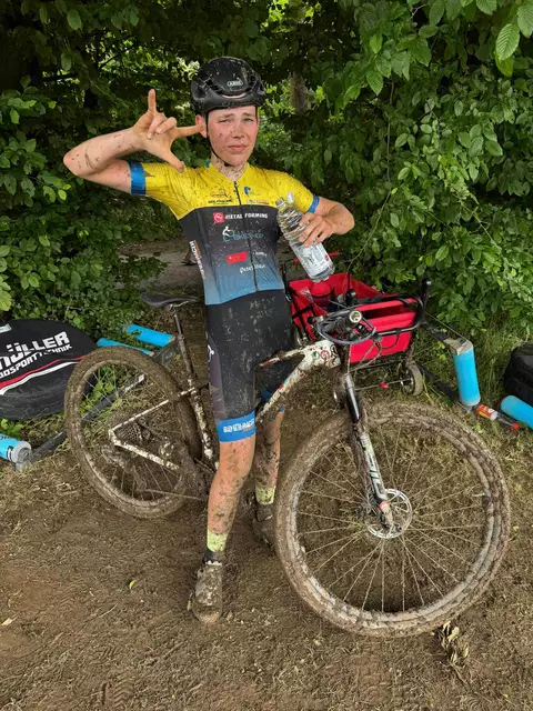 Vom Schlamm gezeichnet, Ben Hoferer nach dem harten Rennen.