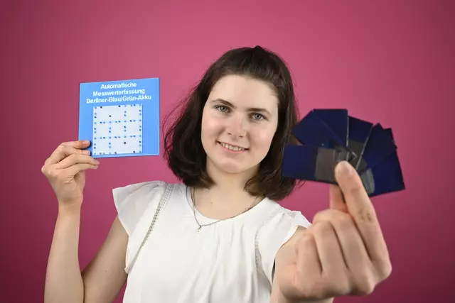 Die 15 jährige Annika Obert vom Marta-Schanzenbach-Gymnasium hat einen sogenannten „Berliner-Blau-Akkumulator“ zur Speicherung von elektrischer Energie gebaut, untersucht und optimiert und sich damit den zweiten Platz beim Bundeswettbewerb "Jugend forscht" im Fachbereich Chemie gesichert. | Foto: experimenta