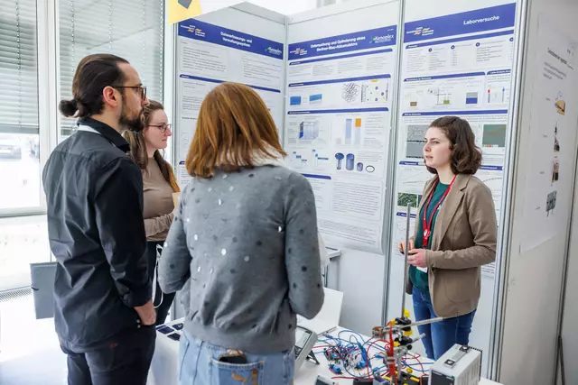Die 15 jährige Annika Obert vom Marta-Schanzenbach-Gymnasium hat einen sogenannten „Berliner-Blau-Akkumulator“ zur Speicherung von elektrischer Energie gebaut, untersucht und optimiert und sich damit den zweiten Platz beim Bundeswettbewerb "Jugend forscht" im Fachbereich Chemie gesichert. | Foto: experimenta