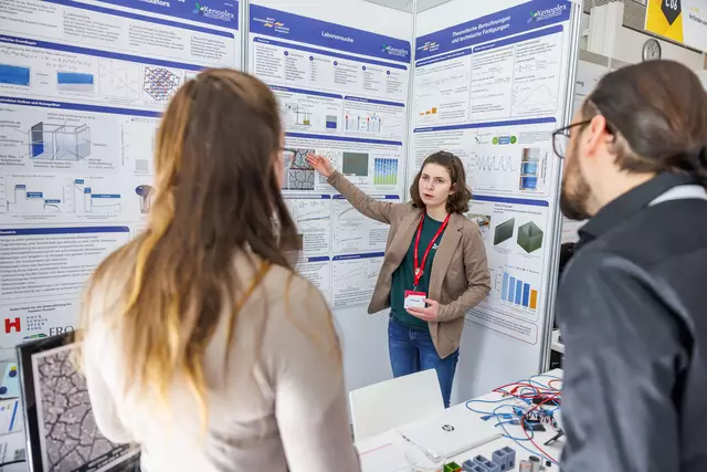 Die 15 jährige Annika Obert vom Marta-Schanzenbach-Gymnasium hat einen sogenannten „Berliner-Blau-Akkumulator“ zur Speicherung von elektrischer Energie gebaut, untersucht und optimiert und sich damit den zweiten Platz beim Bundeswettbewerb "Jugend forscht" im Fachbereich Chemie gesichert. | Foto: experimenta