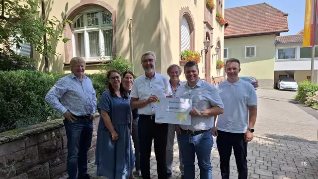 Bei der Übergabe der Förderung (v. l.): Ortsvorsteher Horst Zentner, Rechnungsamtsleiterin Brigitte Wick, Hauptamtsleiterin Heike Müller, Abteilungspräsident Dr. Johannes Dreier, Gemeinderat Klaus Doll, Bürgermeister Andreas König und Jan-Michael Mann vom Regierungspräsidium  | Foto: Gemeinde Durbach