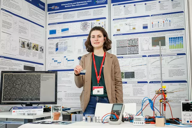 Die 15 jährige Annika Obert vom Marta-Schanzenbach-Gymnasium hat einen sogenannten „Berliner-Blau-Akkumulator“ zur Speicherung von elektrischer Energie gebaut, untersucht und optimiert und sich damit den zweiten Platz beim Bundeswettbewerb "Jugend forscht" im Fachbereich Chemie gesichert. | Foto: experimenta