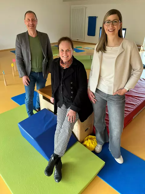 Geschäftsführer Günther Moser, Leiterin Sonja Nitz, Verena Fuchs von der Verrechnungsstelle, Sachgebiet Kitas (v. l.) | Foto: Glaser