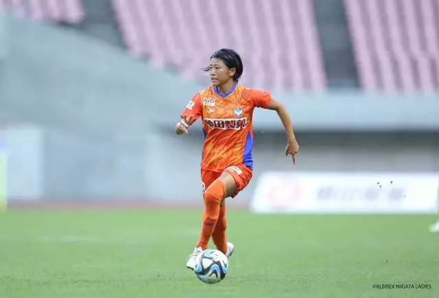 Moemi Ishibuchi verstärkt die Sander Offensive. | Foto: Albirex Niigata Ladies