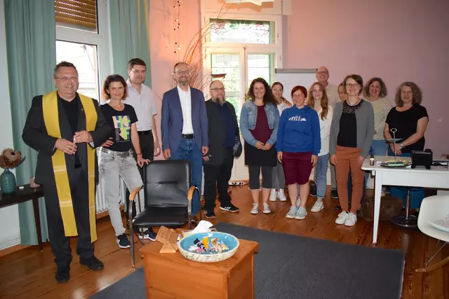 Bei der Einweihung ihrer Räume in der Hauptstraße 8 in Oberkirch trafen die Mitarbeiter des Caritasverbandes Vordere Ortenau den Oberkircher Pfarrer Ralf Dickerhof (links) und Dirk Kapp von der Stadtverwaltung (3. v. l.). | Foto: Caritasverband/Michaela Gabriel