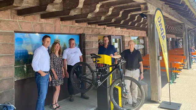 Auf dem Gruppenbild v.  l.: Karl-Heinz Müller, Pächter und Geschäftsführer der „Erlebniswelt Mummelsee“, Manuela Epting, Leiterin Tourismusinformation Seebach, Markus Huber, Vorsitzender der Waldgenossenschaft Seebach und Eigentümer der „Erlebniswelt Mummelsee“, Stefan Rau, stellvertretender Vorsitzender Waldgenossenschaft Seebach und Rolf Köchel, Touristikleiter ADAC Südbaden e.V.  | Foto: ADAC Südbaden
