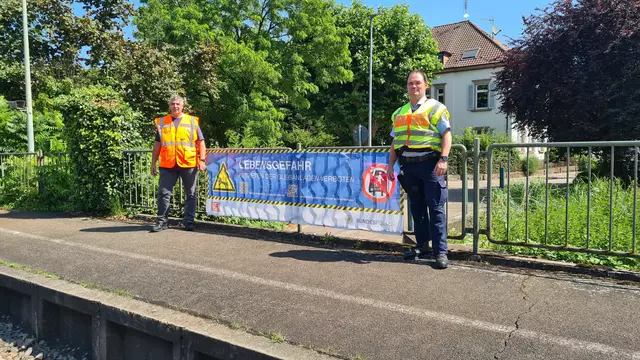 Bahn und Bundespolizei bringen Warnbanner im Bahnhof Gengenbach an | Foto: Bundespolizei