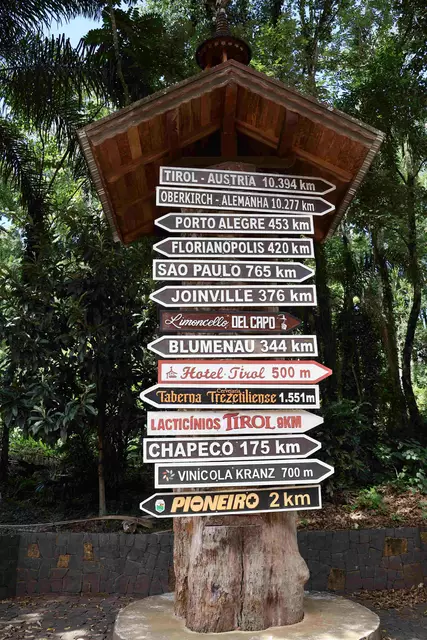 Der Schilderbaum am Ortseingang von Trezes Tílias in Brasilien weist unter anderem den Weg nach "Oberkirch - Alemanha" - 10.277 Kilometer entfernt. 

 | Foto: Foto: Martin Huber 