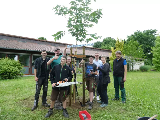 (V. r. n. l.) Das Team im CJD BBW Offenburg freut sich über die neu gepflanzten Bäume: Philip Haase (Auszubildender), Martin Osing (Ausbilder Friedhofsbau), Alexander  Schmitt (Auszubildender), Leo Störmer (Auszubildender), Peter Thoma  (Auszubildender), Jonas Noltenhans (Leitung BBW Offenburg), Silvia Müller (Leitung  BBW Offenburg), Dominik Strittmatter (Ausbilder Garten- und Landschaftsbau)  | Foto: CJD BBW Offenburg 