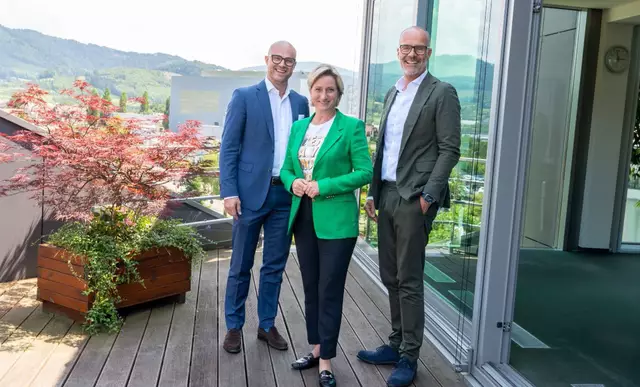 Wirtschaftsministerin Dr. Nicole Hoffmeister-Kraut besucht Koehler Paper am Hauptsitz in Oberkirch und tauscht sich mit Dr. Stefan Karrer, Vorstand Technik der Koehler-Gruppe (rechts) und Philipp Prechtl, Geschäftsführer Koehler Innovative Solutions (links) aus.  | Foto: Koehler-Gruppe