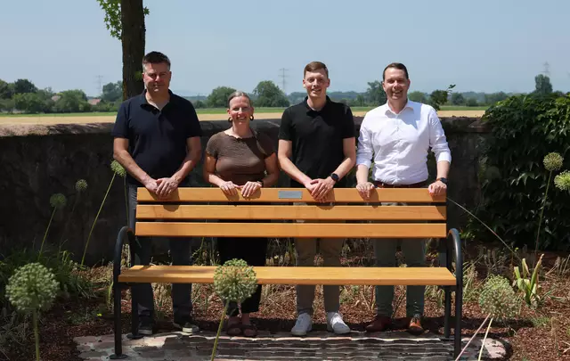 Die Firma Buss Therapie & Gesundheit stiftet mit einer Spende eine neue Sitzbank für den Friedhof im Ortsteil Allmannsweier. | Foto: Gemeinde Schwanau