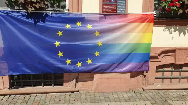 Am Historischen Rathaus wird die Europäische Pride-Flagge gehisst. | Foto: Stadt Offenburg
