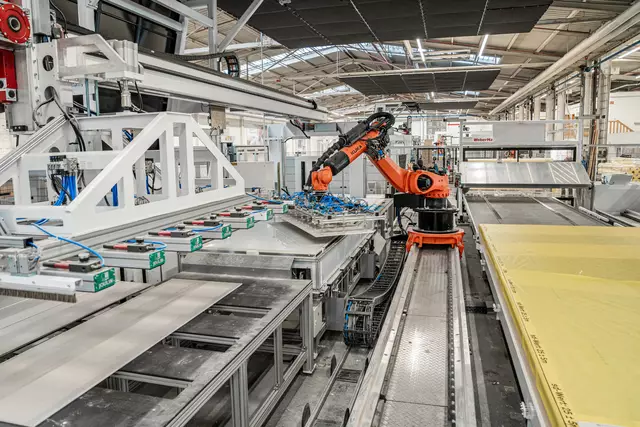 WeberHaus investiert in die Zukunft: Neue Robotik-Anlagen automatisieren zentrale Arbeitsschritte in der Fertigung und sorgen für mehr Effizienz und Präzision. | Foto: WeberHaus