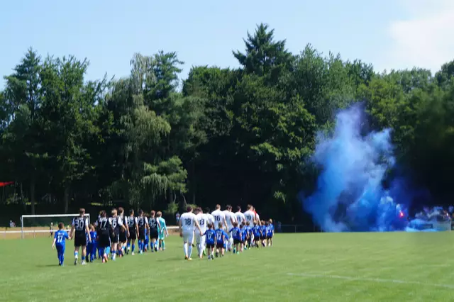 Beste Stimmung in Ötigheim: Beide Mannschaften wurden gestern Nachmittag mit Pyrotechnik begrüßt. | Foto: woge