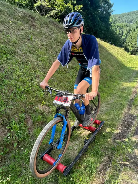 Jonathan beim Warmfahren auf der Rolle