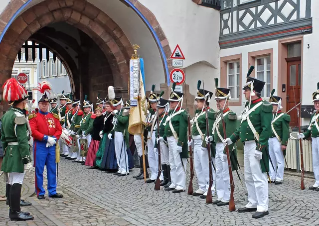 Aufstellung der Gengenbacher Bürgergarde am Kinzigtorturm. | Foto: Alfred Schramm
