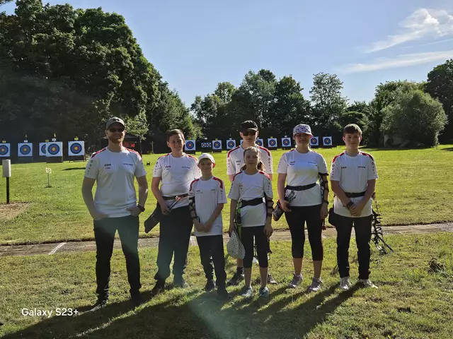 Sportwart Tobias Bruch, mit den Nachwuchsschützen Yasin Baylas, Leon Haas, David, Liesa und Miriam Huber und Nico Thom (von links).  | Foto: Verein