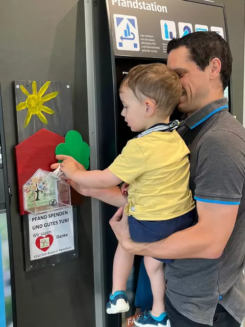 Luca Ziegler und Filialleiter Markus Ziegler spenden einen Pfandbon. | Foto: ALDI SÜD