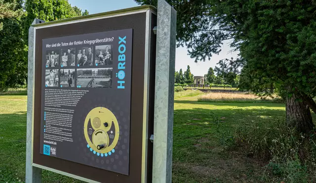 Eine Hörbox steht bereits an der Kriegsgräberstätte, sieben weitere sollen folgen. | Foto: Stadt Kehl/Lardjah Naba