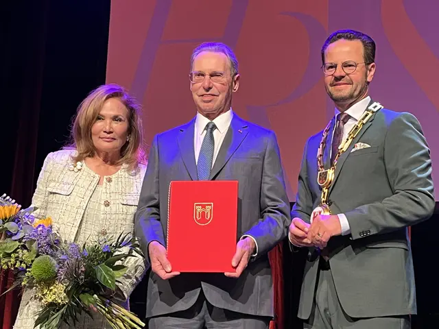 Mary Gerardi-Schmid (v. l.), der neue Ehrenbürger der Stadt Offenburg, Hans Robert Schmid, und Oberbürgermeister Marco Steffens | Foto: gro