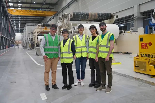 Von links: Jens Kriete (Nachhaltigkeitsmanager der Koehler-Gruppe), Giulia Fadini (Programm-Manager bei 4evergreen), Susanne Haase (Programmdirektorin bei 4evergreen), Zeineb Ayari (Projektassistentin bei 4evergreen) and Michele Rattotti (Projektmanager bei 4evergreen) vor der Papiermaschine 8 bei Koehler Paper in Kehl | Foto: Koehler-Gruppe