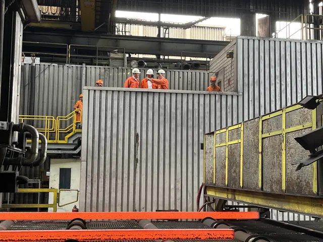 Die Stahlknüppel in der Walzanlage. Sie kühlen Stück für Stück ab. | Foto: gro