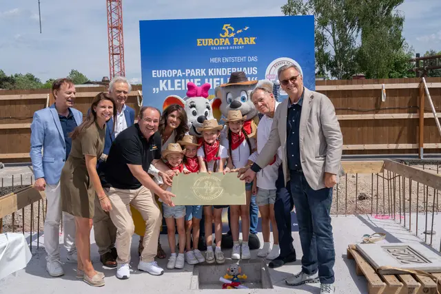 V.l.n.r.: Horst Koppelstätter, Ann-Kathrin Mack, Jürgen Mack, Wolgang Kons, Miriam Mack, Charles Botta und Roland Mack bei der Grundsteinlegung
	
 | Foto: Europa-Park