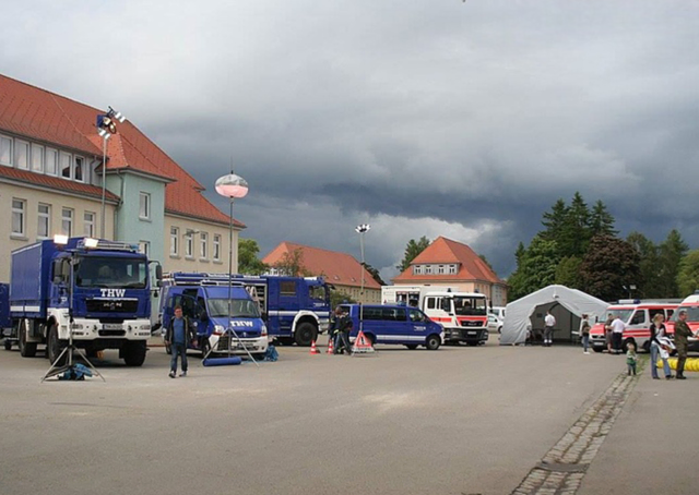 Nicht nur Militärfahrzeuge sind bei einem Tag der offenen Tür zu besichtigen, sondern auch Fahrzeuge und Ausrüstung von Rettungskräften wie THW, Feuerwehr und dem DRK. Hier sieht man Einsatzfahrzeuge des THW. | Foto: Alfred Schramm