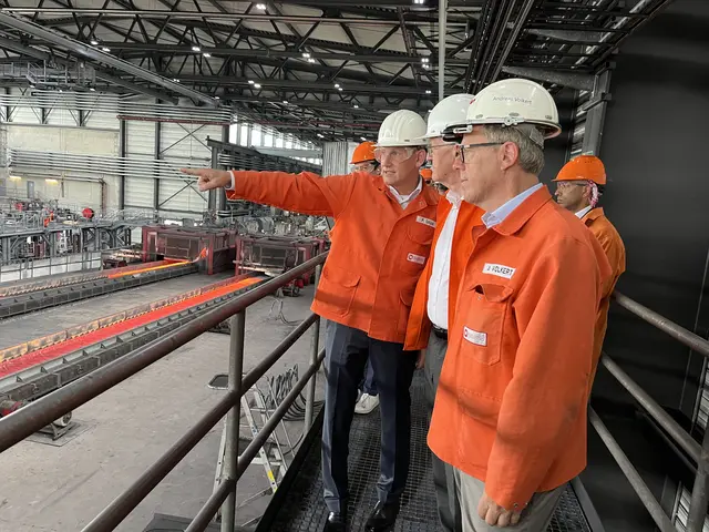BSW-Geschäftsführer Florian Glück (v. l.), Ministerpräsident Winfried Kretschmann und BSW-Geschäftsführer Andreas Volkert beim Rundgang durch das Stahlwerk.  | Foto: gro