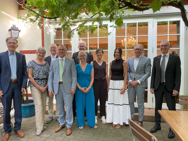 (V. l. n. r.) Aufsichtsrat und Vorstand der GEMIBAU: Alfred Schütz, Christine Mildenberger, Rainer Herrfurth, Markus Bruder, Dr. Fred Gresens, Silke Boschert, Claudia Kohnle, Anne Nickert, Martin Kern, Peter Sachs
 | Foto: Mittelbadische Baugenossenschaft eG