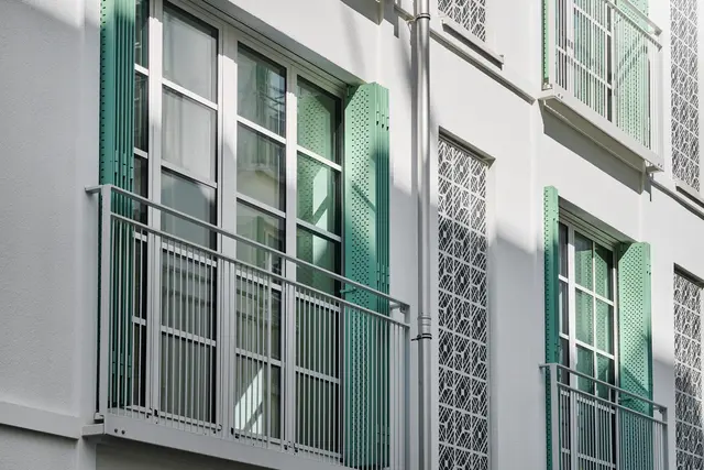 Grüne Fensterläden in einem Referenzobjekt der Ehret GmbH in München. | Foto: Ehret GmbH