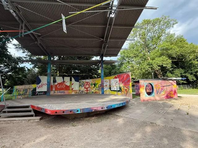 Der erst vor kurzem künstlerisch gestaltete Pavillon im Bürgerpark in Offenburg wurde mit Schmierereien verunstaltet. | Foto: Stadt Offenburg