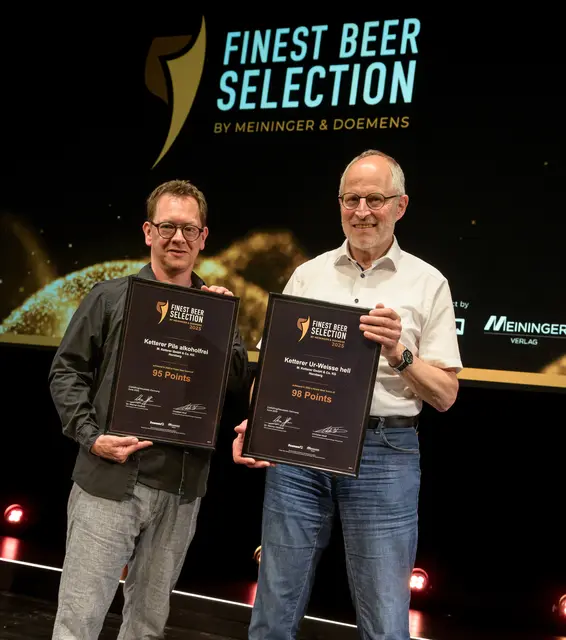 Benjamin Brouër (links) vom Meininger Verlag überreicht Geschäftsführer Michael Ketterer Urkunden für das Hefeweizen, zweitbestes Bier der diesjährigen Finest Beer Selection, und das alkoholfreie Pils, bestes alkoholfreies Bier des Wettbewerbs. | Foto: Ad Lumina