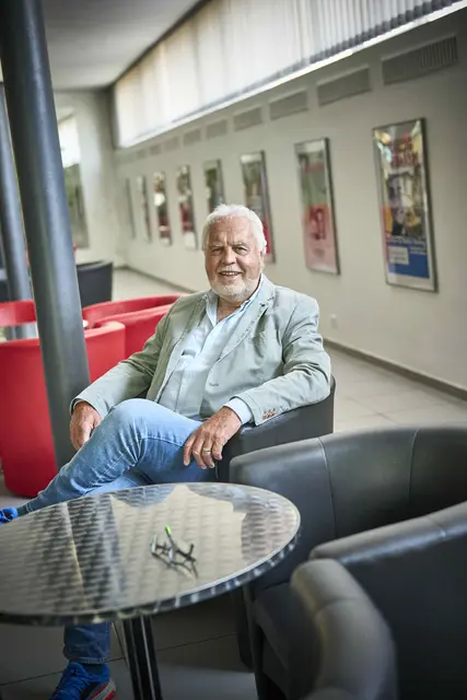 Die Kehler Stadthalle ist für Claus Haberecht fast so etwas ein Wohnzimmer. Denn er hat im Laufe seines Lebens eine Vielzahl von Veranstaltungen dort auf die Beine gestellt – zuerst mit Stadtjugendring, heute mit dem Verein Rheinkultur. | Foto: Michael Bode