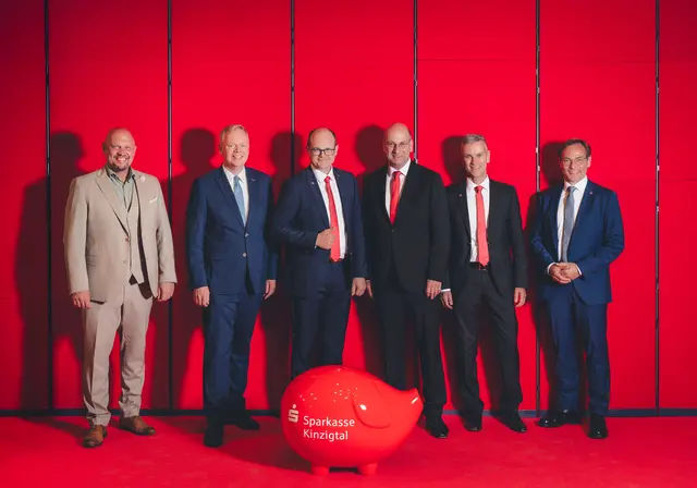 Bürgermeister Armin Hansmann (v. l.), Verwaltungsratsvorsitzender, Dr. Matthias Neth, Präsident Sparkassenverband Baden-Württemberg, 
Sebastian Lebek, neuer Vorstandsvorsitzender, Martin Seidel, ehemaliger Vorstandsvorsitzender, Carlo Carosi, stellvertretender Vorstandsvorsitzender, Bürgermeister Sven Müller, stellvertretender Verwaltungsratsvorsitzender | Foto: Sparkasse Kinzigtal/Fabio Bosco