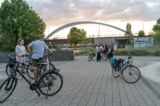 Stadträte, Vertreter von Polizei und Ordnungsdienst sowie die Stadtspitze machten sich am Freitagabend auf seinen Sicherheitsspaziergang durch Kehl auf. | Foto: Stadt Kehl
