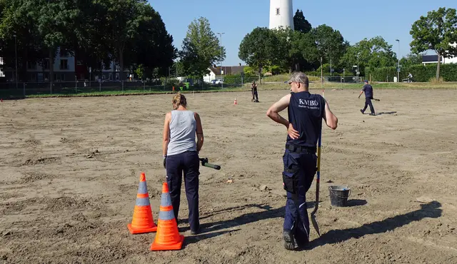 Mitarbeitende des KMBD Baden-Württemberg durchkämmen mit einem Magnetometer das gesamte Areal. | Foto: Stadt Kehl