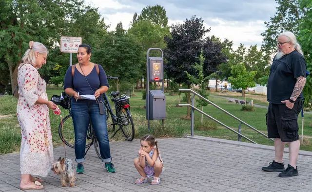 Die Spaziergänger befragten die Passanten, wie sie sich in Kehl fühlen. | Foto: Stadt Kehl