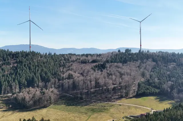 Die Firma Koehler Renewable Energy GmbH will zwei Windkraftanlagen auf der Schwend bauen.  | Foto: Fotomontage: Ulrich Bielefeld