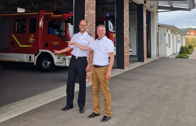 Bürgermeister Pascal Weber (r. ) und Kommandant Christian Feist vor der Garage, wo das neue Fahrtzeug dann seinen Platz bekommen soll. | Foto: Gemeinde Ringsheim
