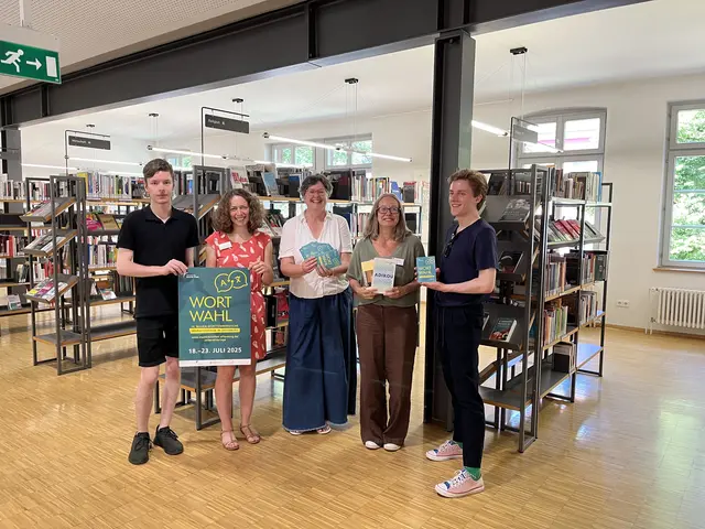 Adrian Wiezniewski (v. l.), Milena Kimmig, Carmen Lötsch, Petra Bös und Maciej Artur Moszcynski präsentieren das Programm von Wortwahl, den 14. Baden-Württembergischen Übersetzertagen. | Foto: gro