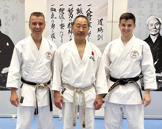 Yasunori Ogura-Sensei (8. Dan) war aus Japan zum Kata-Spezial nach Magdeburg angereist. An seinem Training nahmen auch die Renchener Karate-Trainer John Görmann (links) und Colin Görmann (rechts) teil. | Foto: Karate-Dôjô Mukinshôri