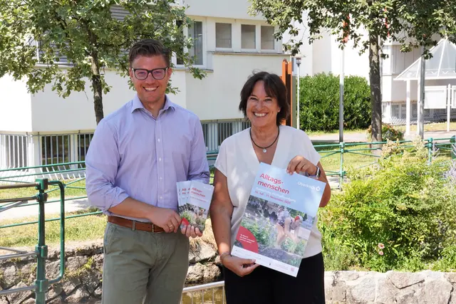 Oberbürgermeister Gregor Bühler und Iris Sehlinger vom Stadtmarketing freuen sich auf die Alltagsmenschen-Ausstellung, die am 16. Juli in der Oberkircher Innenstadt startet. Über 40 lebensgroße Betonskulpturen werden bis November zum Entdecken einladen.  | Foto: Denise Burkart/Stadt Oberkirch