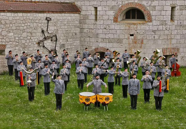 Das Heeresmusikkorps Ulm ist ein militärisches Blasorchester der Bundeswehr, das zu den Truppen des Heeres gehört. Dieses Musikkorps ist für die musikalische Gestaltung von militärischen Zeremonien, Truppenbetreuung und repräsentative Aufgaben zuständig. | Foto: Heeresmusikkorps Ulm