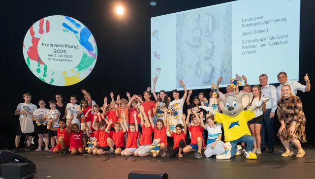 Landrat Thorsten Erny (3. v .r.) mit den Ortenauer Preisträgern des 72. Europäischen Wettbewerbs | Foto: Europa-Park