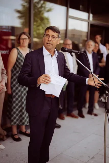 Bruno Metz am Mikrofon, Ansprache vor den Gästen während der Eröffnungsfeier | Foto: Sparkasse Offenburg/Ortenau