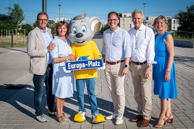 Roland Mack (v. l.), Marianne Mack, Kai-Achim Klare, Jürgen Mack und Mauritia Mack mit dem neuen Straßenschild "Europa-Platz" | Foto: Europa-Park