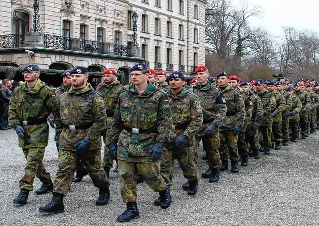 Vorbeimarsch am Donaueschinger Schloss. | Foto: Südkurier