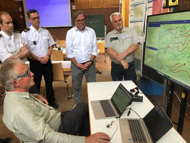 Regierungspräsident Carsten Gabbert (2. v. r.) lässt sich das neue digitale Waldbrand-Informationssystem des Landes zeigen.  | Foto: Regierungspräsidium Freiburg