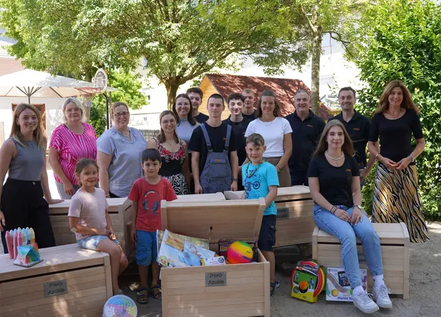 Auszubildende der PWO AG überreichen gemeinsam mit Ausbildungsleiter Michael Schneider und Mike Huber selbstgebaute Spieltruhen an die kommunalen Kindergärten der Stadt Oberkirch.  | Foto: Tamara Fritsch/Stadt Oberkirch